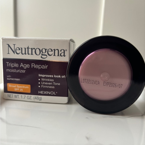 Neutrogena Triple Age Repair Daily Facial Moisturizer with SPF 25 Sunscreen - Picture 4 of 14